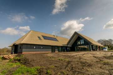 Onder architectuur herbouwd woonhuis in Schipborg